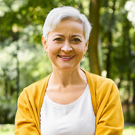 Kvinna som sitter i gräset
